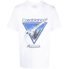 Weißes T-Shirt mit blauem Dreieck-Print: Concorde fliegt über Skyline, Schriftzug "Casablanca".