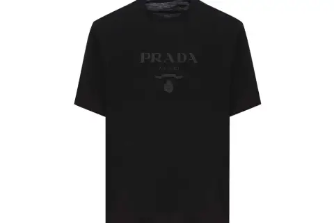 Schwarzes Prada T-Shirt für Herren mit Ton-in-Ton-Logo auf der Brust.